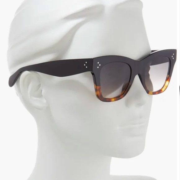 100% UV protection
Gradient lenses
Cloth and case included
Acetate
Made in Italy - Picture 3 of 5